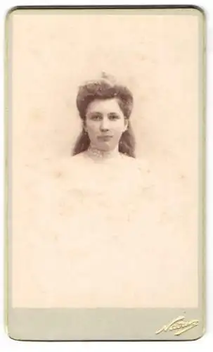 Fotografie Nadar, Paris, Portrait junge Frau mit toupierten Haaren