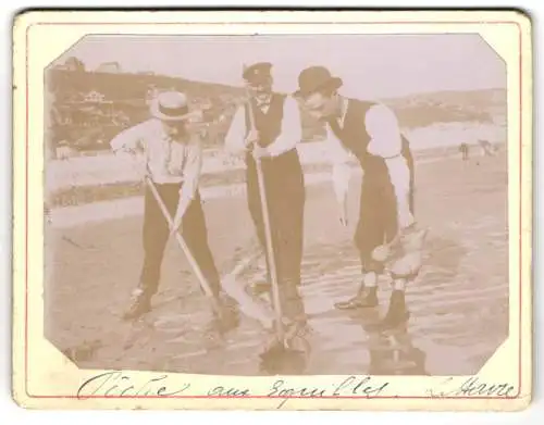 Fotografie unbekannter Fotograf, Ansicht Le Havre, französische Aalfischer mit Aalstecher am Strand