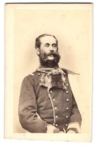 Fotografie unbekannter Fotograf und Ort, General Baron Ludwig von Gablenz in Uniform mit Backenbart