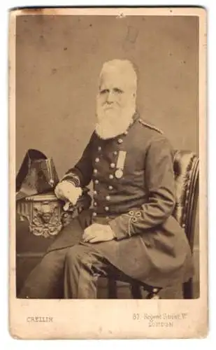 Fotografie C. Rellin, London, englischer Marine Offizier in Uniform des Royal Navy Commander mit Zweispitz