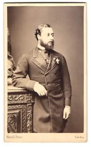 Fotografie Mayall, London, Portrait König Edward VII. von Grossbritannien im Anzug