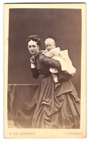 Fotografie W. & D. Downey, Newcastle upon Tyne, Alexandra von Dänemark mit ihrer Tochter auf dem Rücken, Queen Consort