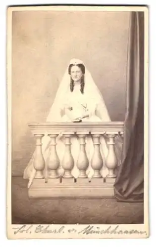 Fotografie Julius Giere, Hannover, Charlotte von Münchhausen im Kommunionskleid, Stiftsfdame