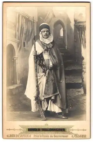 Fotografie Arnold Vollenweider, Alger, junger Mann Charles als algerischer Krieger mit grossem Gewehr, Tracht, 1903