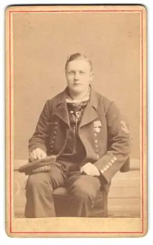 Fotografie C. J. Frankforth, Wilhelmshaven, junger Matrose in Uniform mit Mützenband HMS Renown, Orden an der Brust