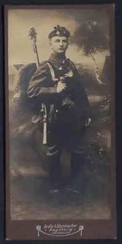 Fotografie Drabe & Sternbacher, Augsburg, junger Uffz. in Feldgrau Uniform mit Ausmarschgespäck, Kriegsausmarsch