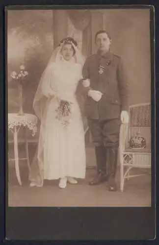 Fotografie Th. Wenzel, Berlin, junger Soldat in Feldgrau Uniform mit Orden Eisernes Kreuz, Pickelhaube, Kriegshochzeit