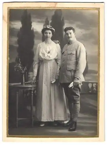 Fotografie unbekannter Fotograf und Ort, französicher Soldat in Uniform Rgt. 81 nebst seiner Braut, Kriegshochzeit