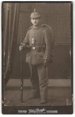 Fotografie Gebr. Strauss, Heidelberg, Soldat in Feldgrau Uniform Rgt. 40, Pickelhaube Tarnbezug, Kriegsausmarsch Gepäck