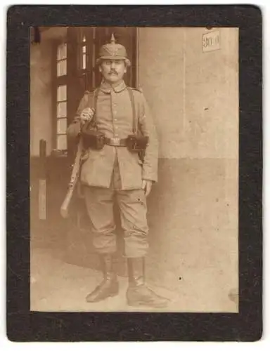 Fotografie unbekannter Fotograf und Ort, Soldat in Feldgrau Uniform Rgt. 80, Ersatz Pickelhaube zum Kriegsausmarsch