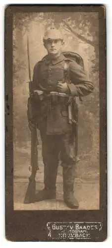 Fotografie Gustav Baader, Krumbach, Soldat Andreas Müller zum Kriegsausmarsch, Pickelhaube Tarnbezug, Bajonett auf Geweh