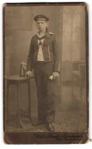 Fotografie Wilh. Thome, Schwerzingen, junger Matrose in Uniform mit Mützenband: SMS Scharnhorst