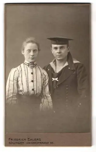 Fotografie Friedrich Ehlers, Solingen, junger Matrose in Uniform mit Mützenband: SMS Olga nebst seiner Frau