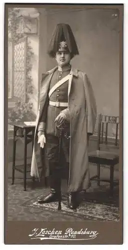 Fotografie J. Leschen, Rendsburg, Soldat in Uniform mit Pickelhaube Rosshaarbusch und Säbel