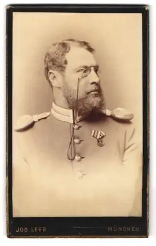 Fotografie Jos. Leeb, München, Offizier in Garde Uniform mit Orden und Epauletten