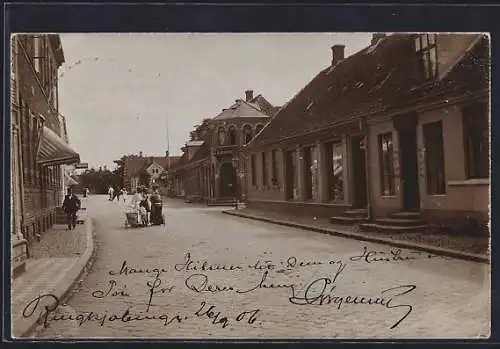 Foto-AK Ringkobing, Strassenpartie mit Geschäftshaus J. A. Jensen