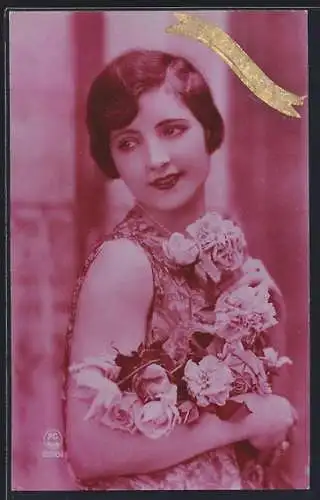 Foto-AK P. C. Paris: Ste Catherine, Frau im Kleid mit Rosen