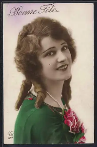 Foto-AK P. C. Paris: Junge Frau mit Locken, Geburtstagsgruss