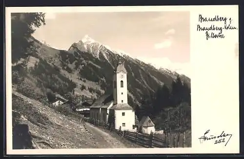 Foto-AK Hans Hruschka Nr. 252: Brandberg /Zillertal, Kirche gegen Brandberg-Kolm