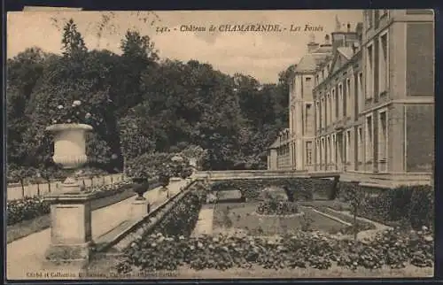 AK Chamarande, Les Fossés du Château et vue sur le jardin fleuri