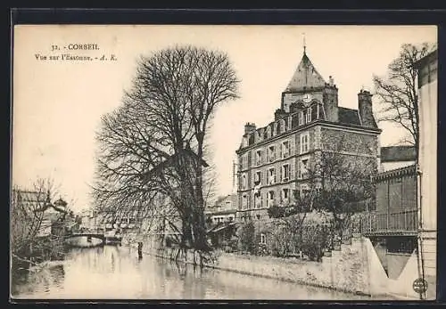 AK Corbeil, Vue sur l`Essonne avec grand bâtiment et arbres bordant la rivière