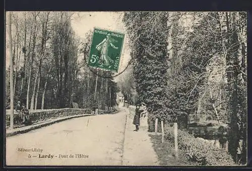 AK Lardy, Pont de l`Hêtre avec promeneurs sur le chemin bordé d`arbres