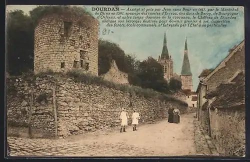 AK Dourdan, Vue de la rue avec tour médiévale et église en arrière-plan