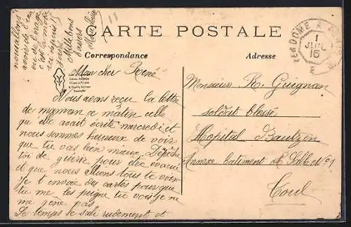 AK Dourdan, Vue de la rue avec tour médiévale et église en arrière-plan