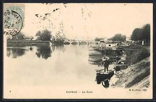 AK Corbeil, La Seine avec pont et bateaux amarrés