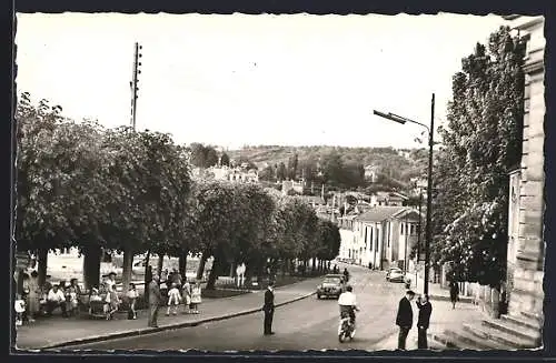 AK Orsay, Rue du Général de Gaulle avec passants et motocycliste