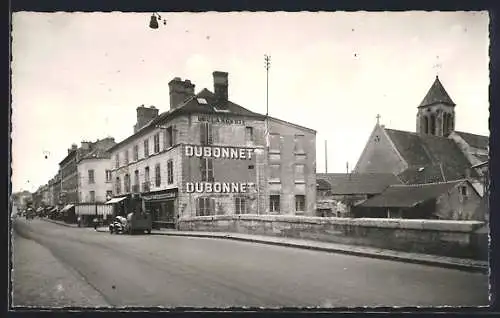 AK Essonnes, Rue de Paris avec publicité Dubonnet et vue sur l`église