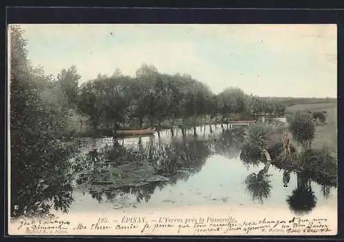 AK Épinay-sous-Sénart, L`Yerres près la Passerelle avec canoës et arbres riverains