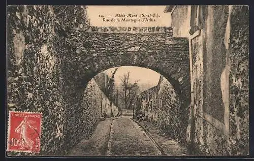 AK Athis-Mons, Rue de la Montagne d`Athis avec passage voûté en pierre