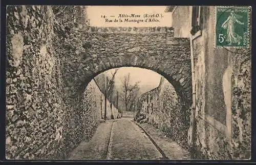 AK Athis-Mons, Rue de la Montagne d`Athis sous un pont en pierre