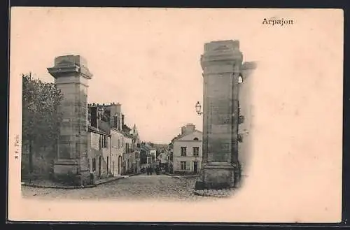 AK Arpajon, Vue des anciennes portes et de la rue pavée