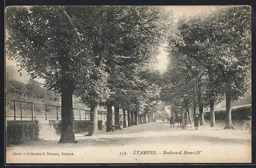 AK Étampes, Boulevard Henri-IV avec allée bordée d`arbres