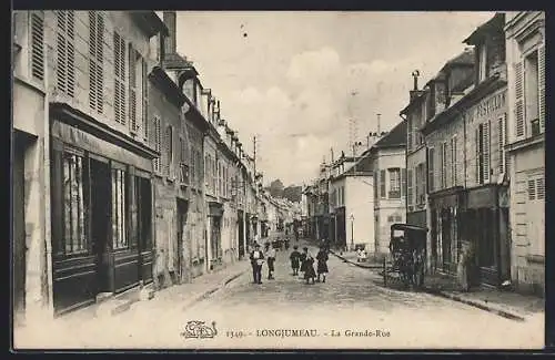 AK Longjumeau, La Grande-Rue animée avec passants et boutiques