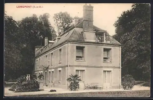 AK Longpont, Vue du bâtiment entouré d`arbres et de sculptures dans le jardin