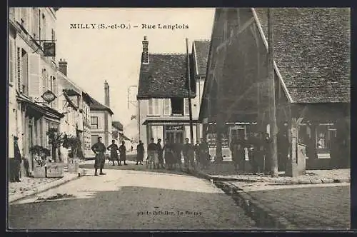 AK Milly, Rue Langlois animée avec habitants et bâtiments historiques