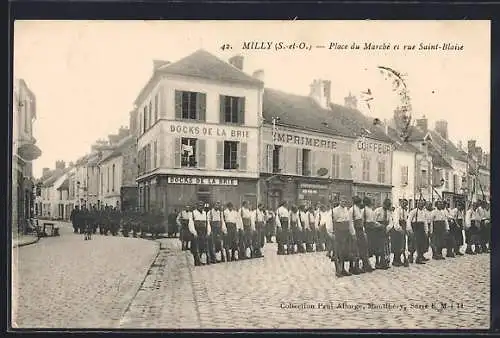 AK Milly, Place du Marché et rue Saint-Blaise avec groupe en uniforme