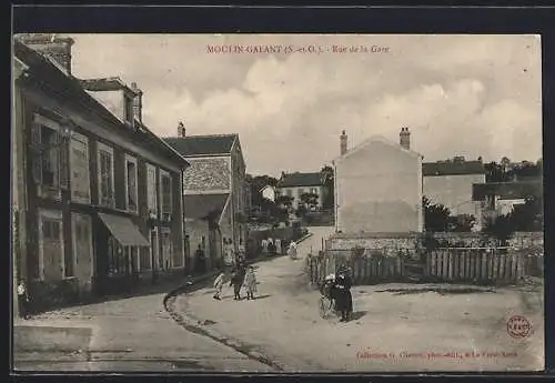 AK Moulin-Galant, Rue de la Gare avec passants