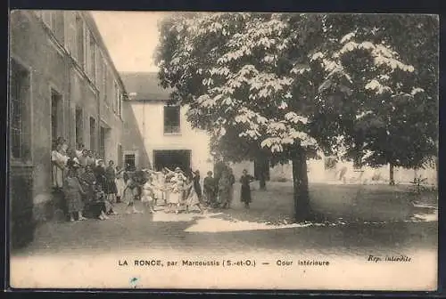 AK Marcoussis, Cour intérieure de La Ronce avec groupe d`enfants et d`adultes