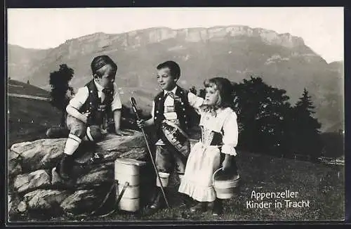 AK Appenzeller Kinder in Tracht auf einer Bergwiese, mit Tornister, Wanderstock, Eimer