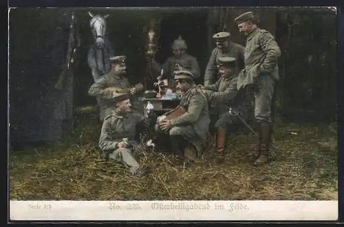 AK Osterheiligabend im Felde, 1. Weltkrieg, Soldaten bei Feier mit Mandoline vor einem Pferdestall