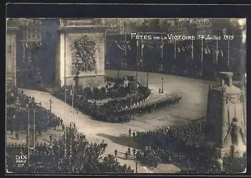 AK Siegesparade / Fete de la Victoire am Arc de Triomphe