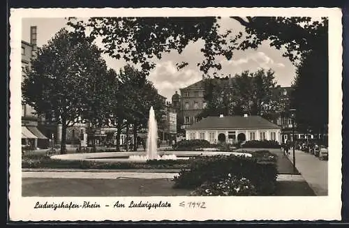 AK Ludwigshafen /Rhein, Geschäfte und Fontäne am Ludwigsplatz