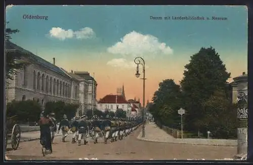 AK Oldenburg / O., Damm mit Landesbibliothek und Museum, Truppenaufmarsch