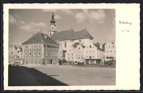 AK Schärding a. Inn, Partie auf dem Stadtplatz mit Kirchturm