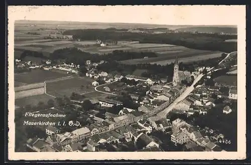 AK Mauerkirchen i. I., Strassenpartie mit Kirche, Fliegeraufnahme