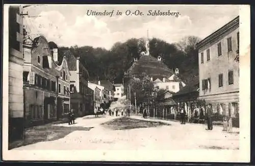 AK Uttendorf i. O.-Oe., Strassenpartie mit Schlossberg